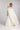 FLORENCE Brautkleid im Studio, moderner Cape‑Look aus schwerem Seidencrepe mit eleganter Bewegung.