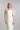 Porträt Brautkleid ASH, Fokus auf One‑Shoulder Schnitt und transparentem, voluminösem Ärmel aus Seidenorganza.