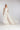 Brautkleid ASH & WIND im Studio, One‑Shoulder Silhouette mit Organza Puffärmel und fließender, transparenter Schleppe.